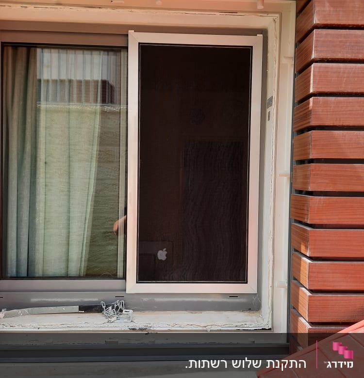 חלון אלומיניום עם מסגרת לבנה ותריסים